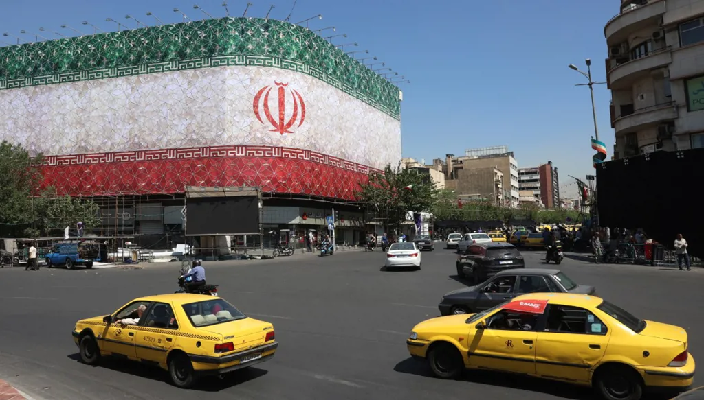 العلم الإيراني في وسط طهران (أ ف ب).