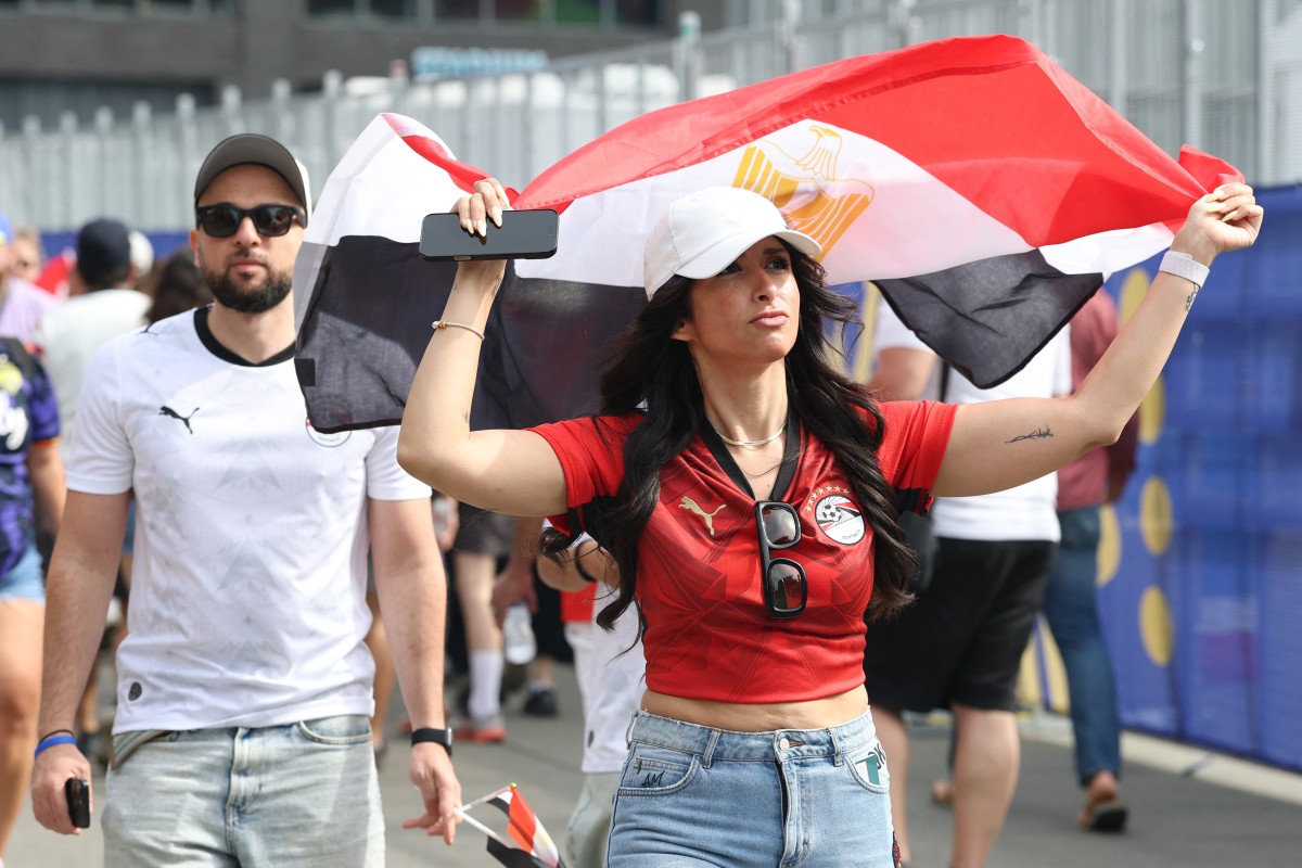 الجماهير قرب ملعب المباراة. (أ ف ب)