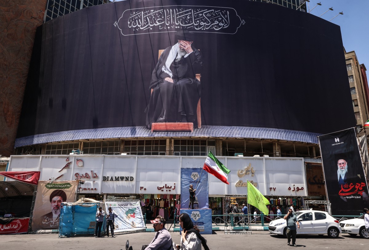 صورة لخامنئي في طهران. (أ ف ب)