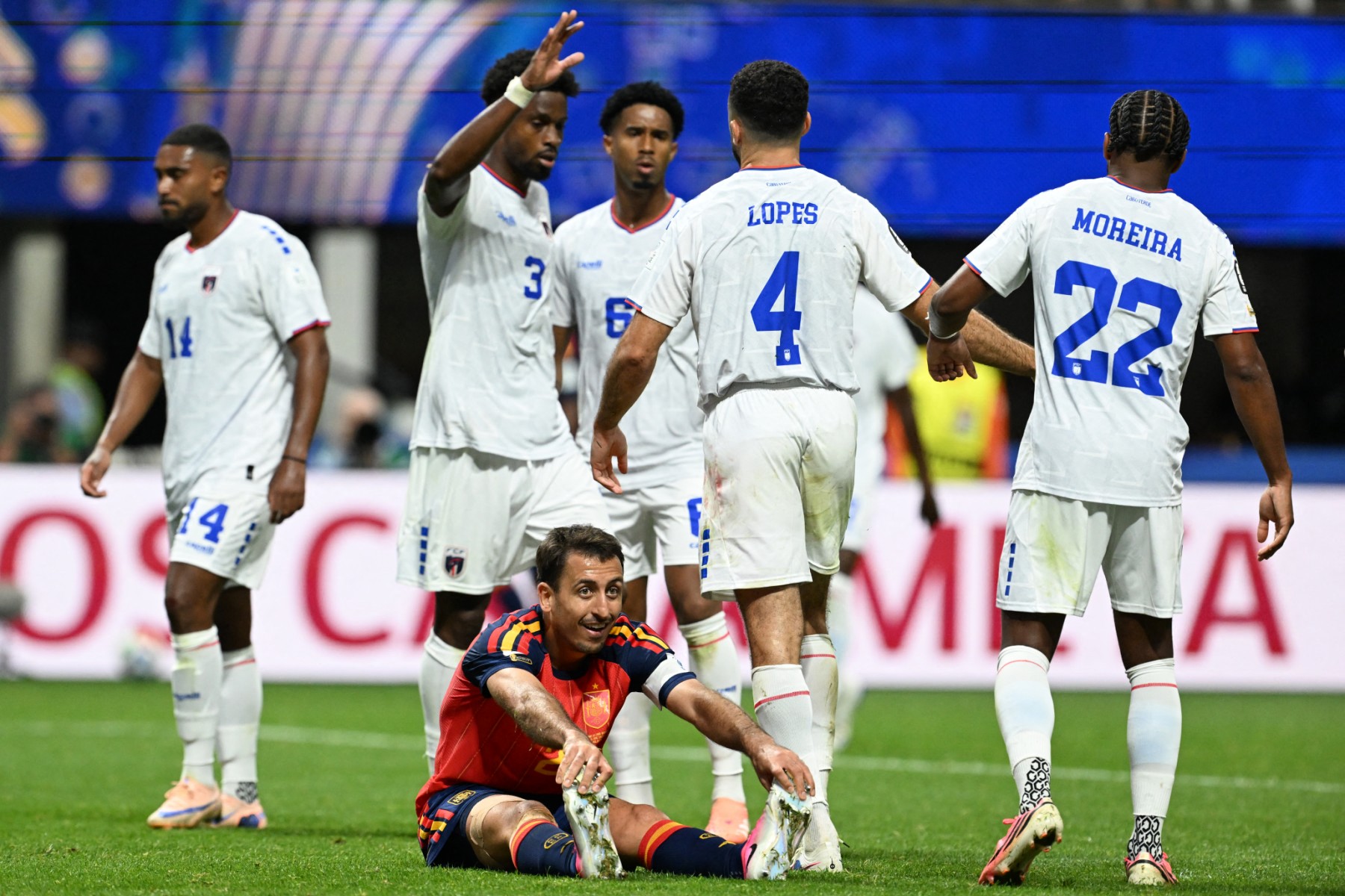لاعبو منتخب الرأس الأخضر أمام إسبانيا. (أ ف ب)