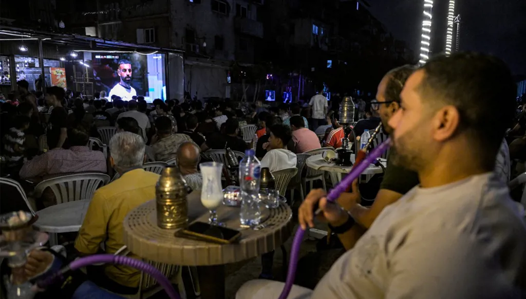 المقاهي المصرية تشتعل احتفالاً بهدف إمام عاشور أمام بلجيكا (صور)