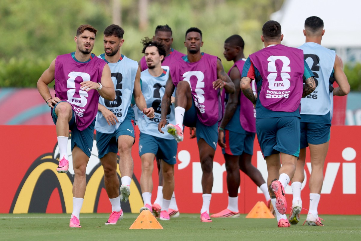 من تمارين منتخب البرتغال. (أ ف ب)