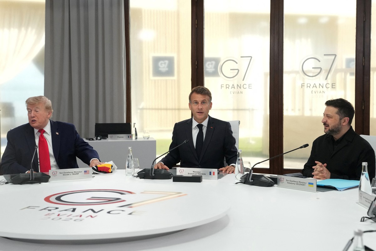 لقاء ثلاثي بين ترامب وماكرون وزيلنسكي في قمة السبع (أ ف ب).