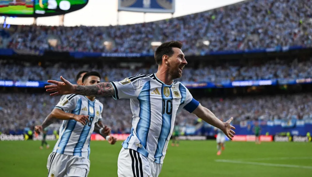 كم عدد مباريات ليونيل ميسي مع منتخب الأرجنتين؟