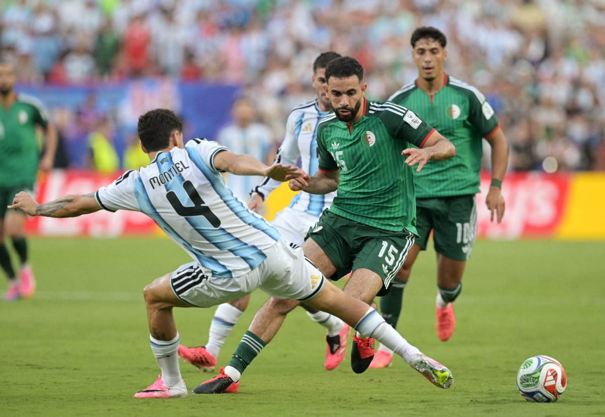 من المباراة بين الأرجنتين والجزائر. (أ ف ب)