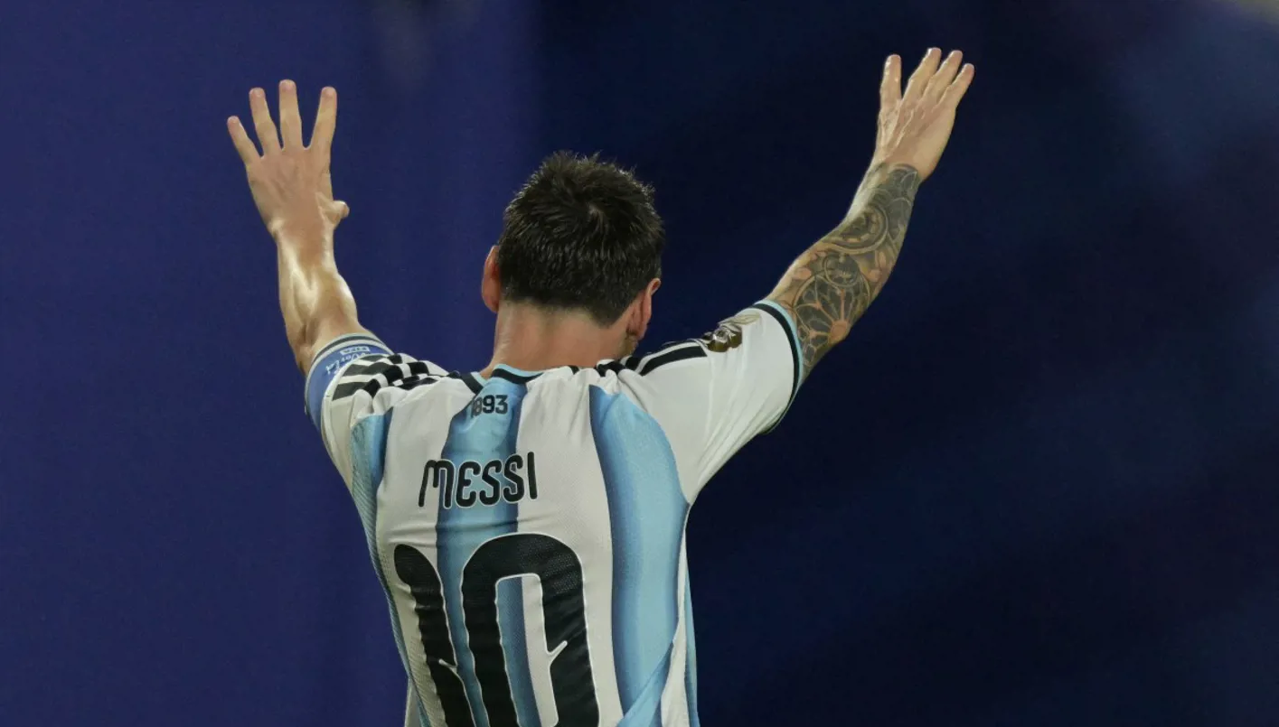 ميسي يكشف سر بكائه في مباراة الأرجنتين والجزائر في كأس العالم 2026