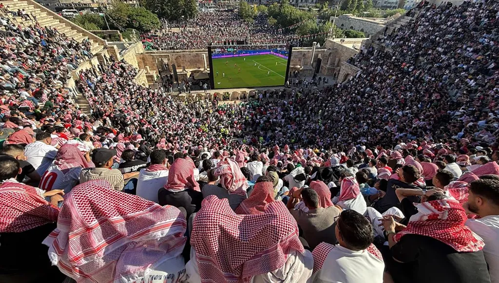 مشهد استثنائي في عمّان... آلاف المشجعين يوحدهم حلم النشامى