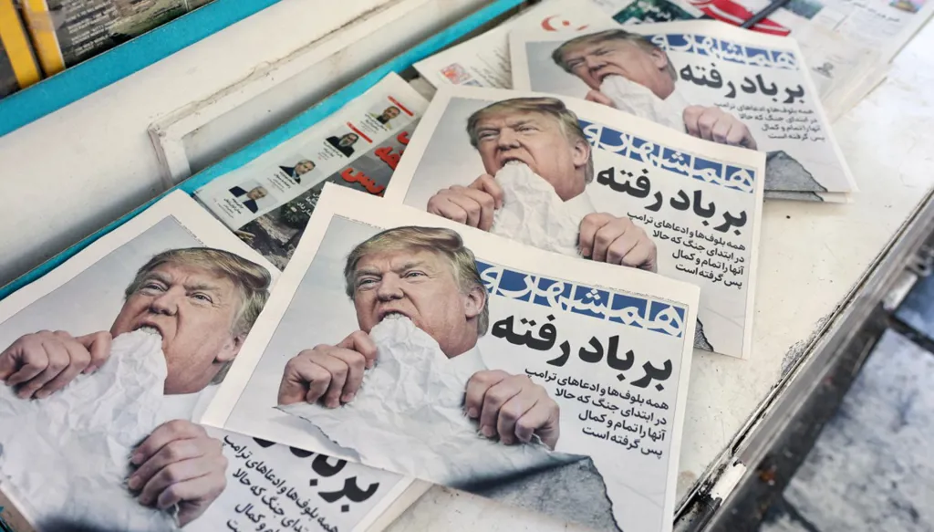 نسخ من صحيفة إيرانية تحمل صورة لترامب تحت عنوان "ذهب مع الريح" (أرشيفية)