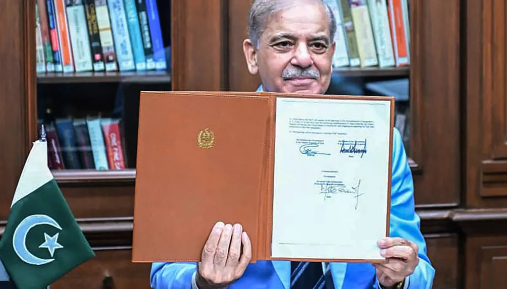 رئيس وزراء باكستان يرجئ زيارته إلى سويسرا... ما السبب؟