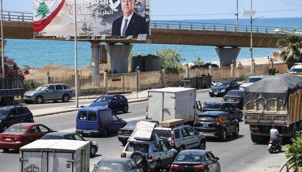 حركة نزوح باتجاه بيروت. (أ ف ب)