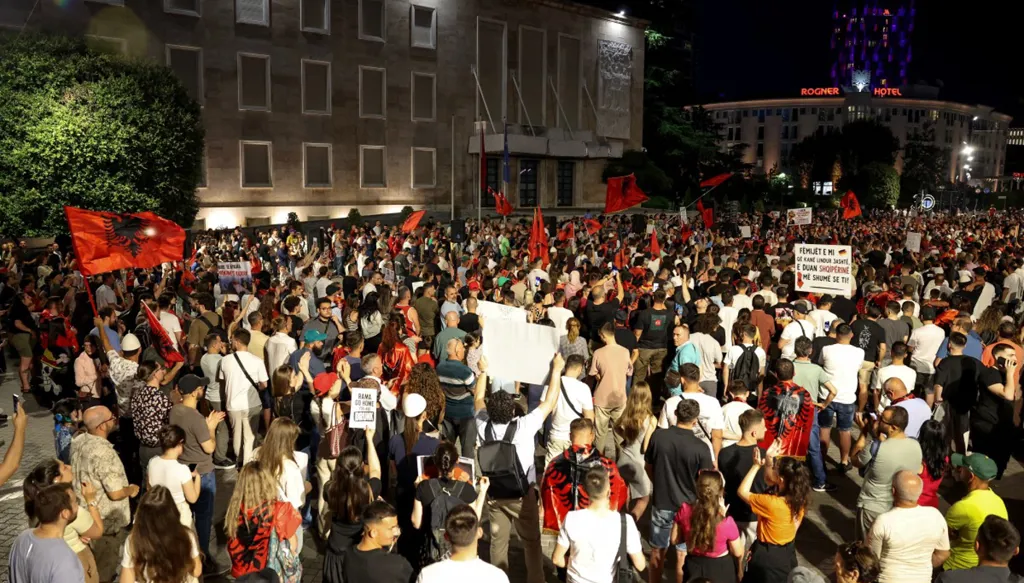 لليوم العشرين توالياً... تظاهرات في ألبانيا ضد مشروع سياحي مرتبط بترامب