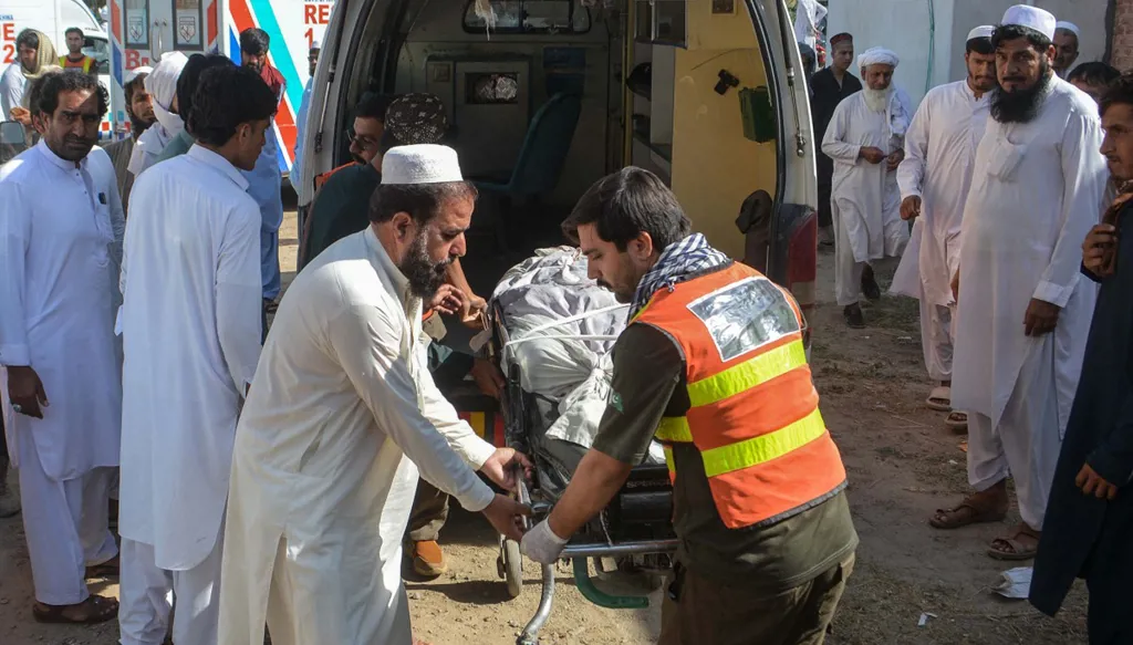 سبعة قتلى بانفجارين على جانب طريق في شمال غرب باكستان