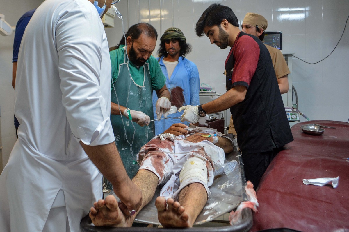 ضحايا جراء انفجار في باكستان (أ ف ب).