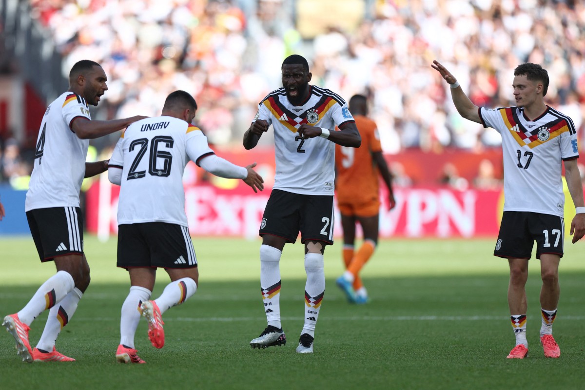 لاعبو منتخب ألمانيا يحتفلون بهدف دينيز أونداف في مرمى كوت ديفوار. (أ ف ب)