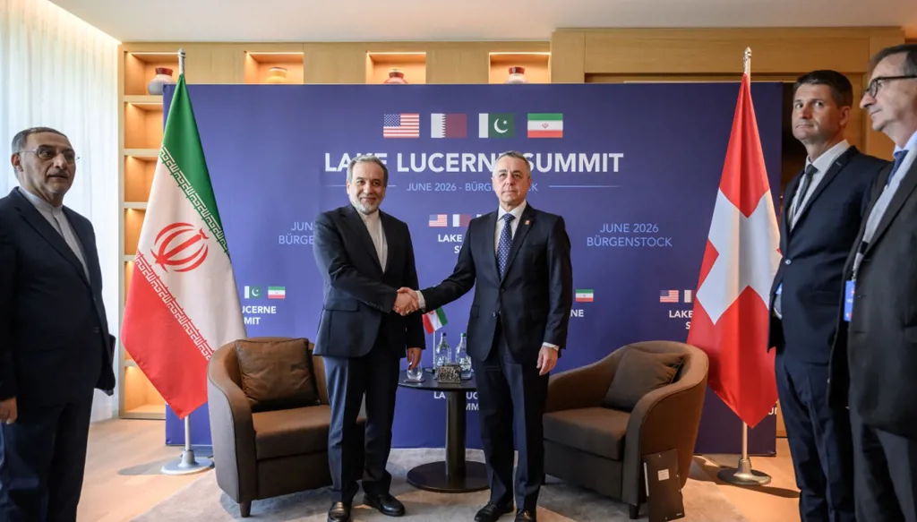 وزير الخارجية الإيراني عباس عراقجي والمستشار الاتحادي السويسري إغنازيو كاسيس خلال لقاء ثنائي في منتجع بورغنشتوك (أ ف ب).