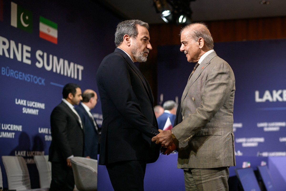 وزير الخارجية الإيراني عباس عراقجي يصافح رئيس الوزراء الباكستاني شهباز شريف قبيل اجتماع رباعي ضم الولايات المتحدة وإيران وباكستان وقطر في منتجع بورغنشتوك السويسري، 21 حزيران/يونيو 2026. (أ ف ب)