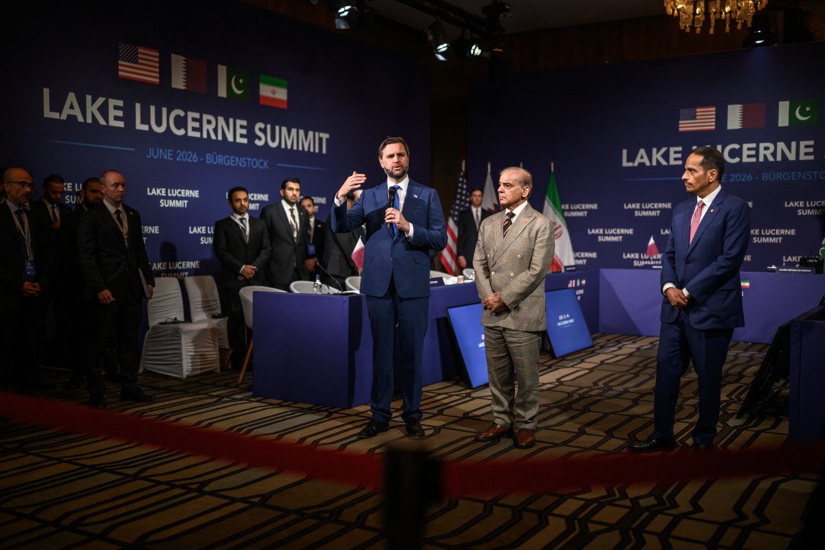 القاعة التي شهدت الجولة الأولى من المفاوضات بين الوفديَن الأميركي والإيراني بحضور باكستاني وقطري في سويسرا (أ ف ب).