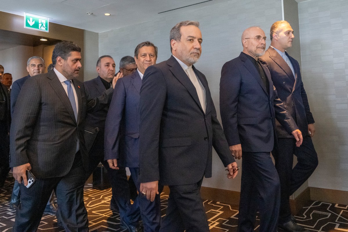 عراقجي وقاليباف ضمن الوفد الإيراني (أ ف ب)