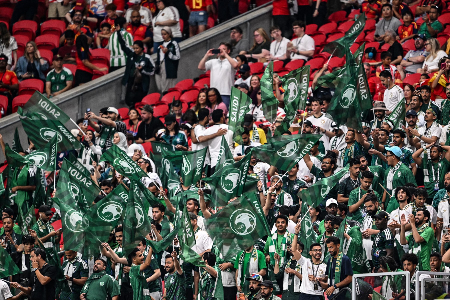 الجمهور السعودي في المدرجات. (أ ف ب)