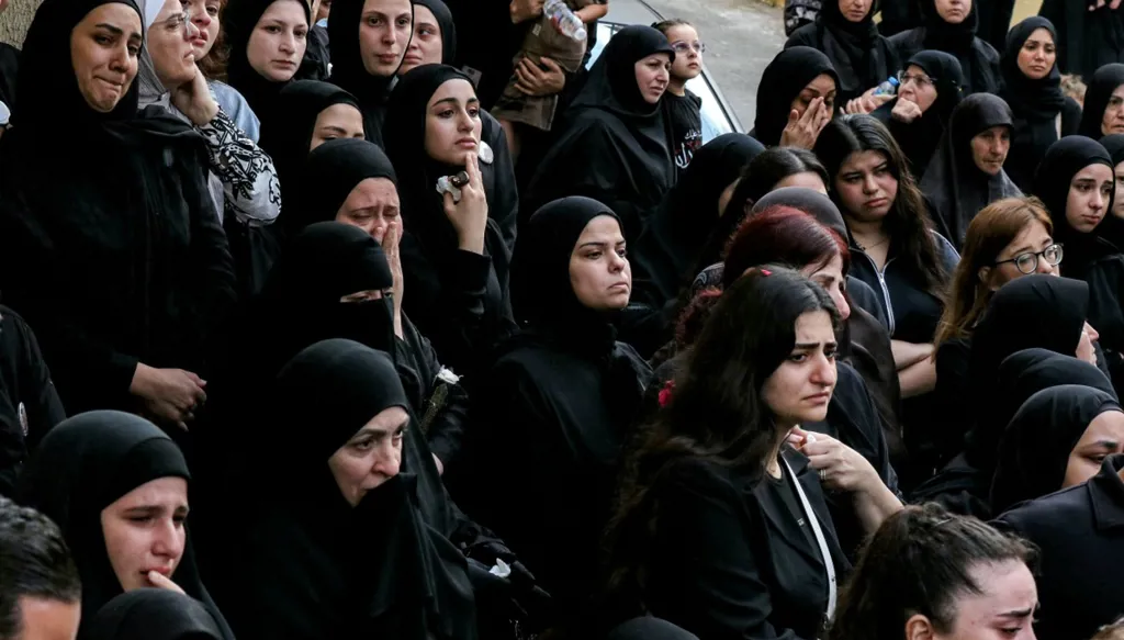 تشييع أربع نساء قُتلن جراء قصف إسرائيلي استهدف بلدة قناريت، جنوب صيدا (أ ف ب)