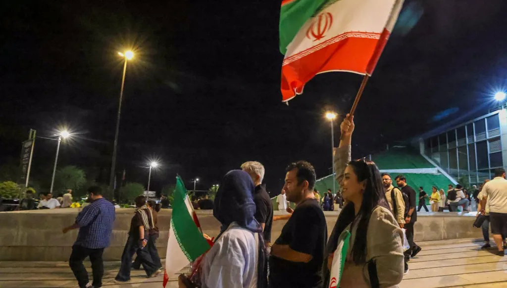 مواطنون في طهران (أ ف ب).