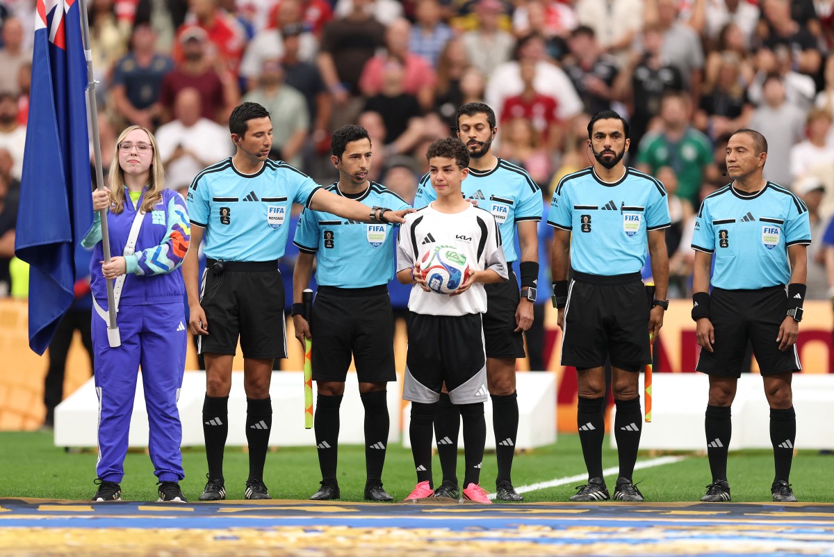 طاقم تحكيم مباراة مصر ونيوزيلندا في كأس العالم 2026. (أ ف ب)