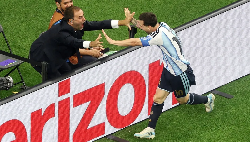 من هو الشخص الذي احتفل معه ميسي بعد هدفه أمام النمسا في كأس العالم 2026؟
