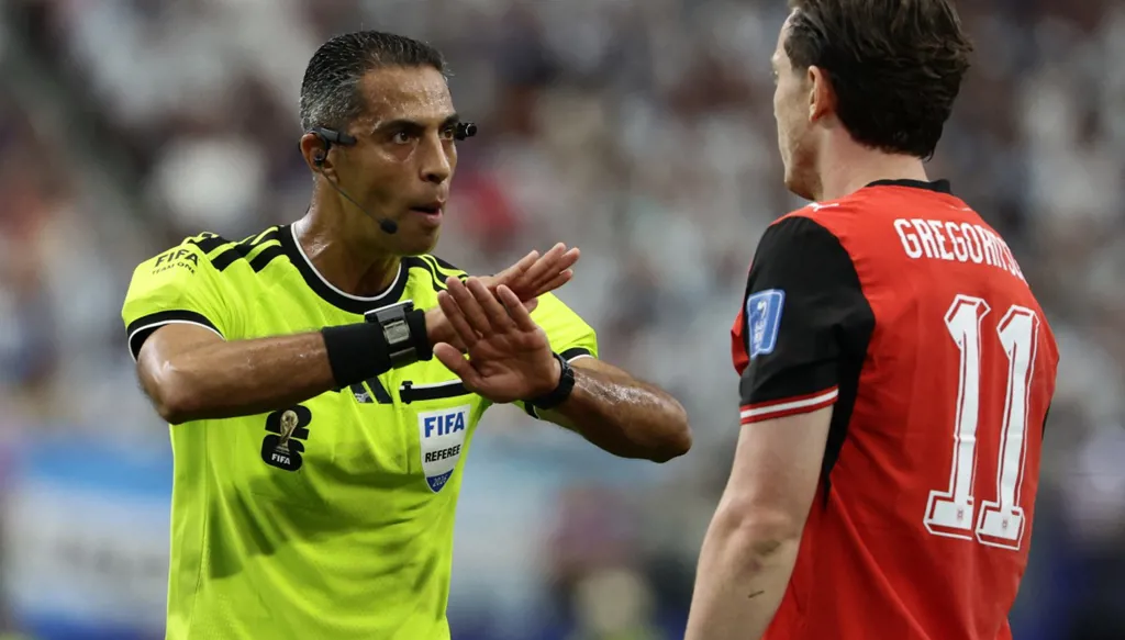 من هو الحكم المصري أمين عمر الذي يدير مواجهة الأرجنتين ضد النمسا في كأس العالم 2026؟