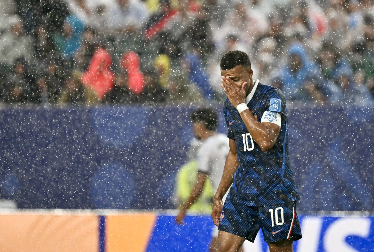 مباراة العراق وفرنسا في كأس العالم. (أ ف ب)