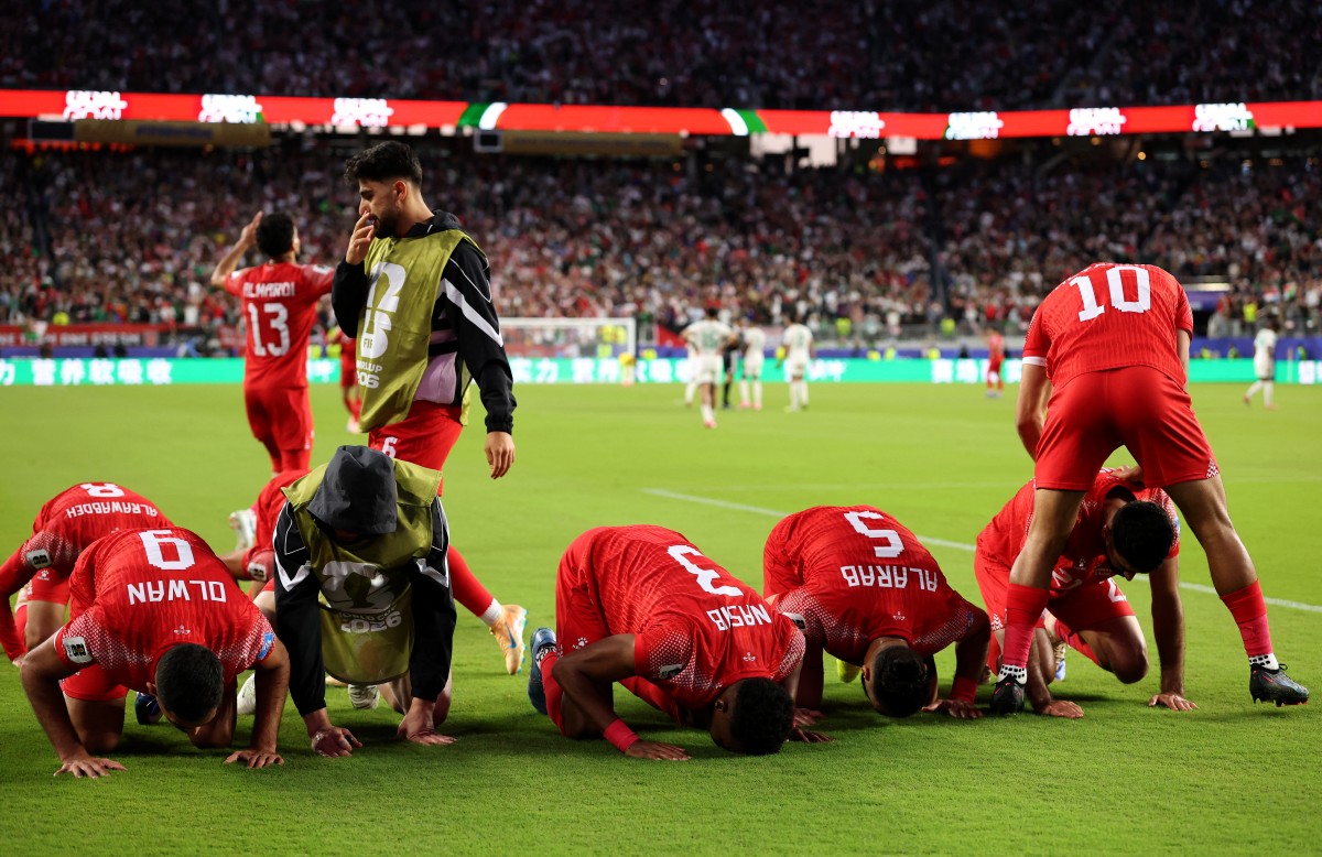 احتفال الأردن بالهدف الأول. (أ ف ب)