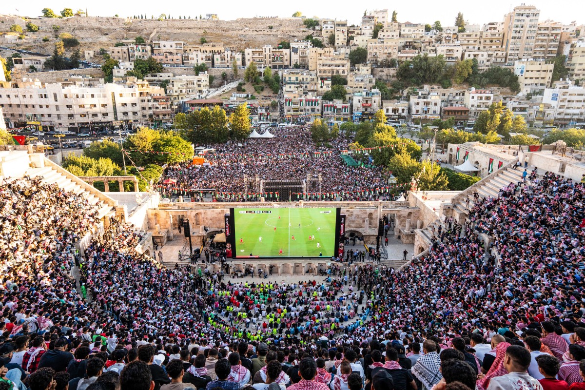 الجمهور الأردني في المدرج الروماني. (أ ف ب)
