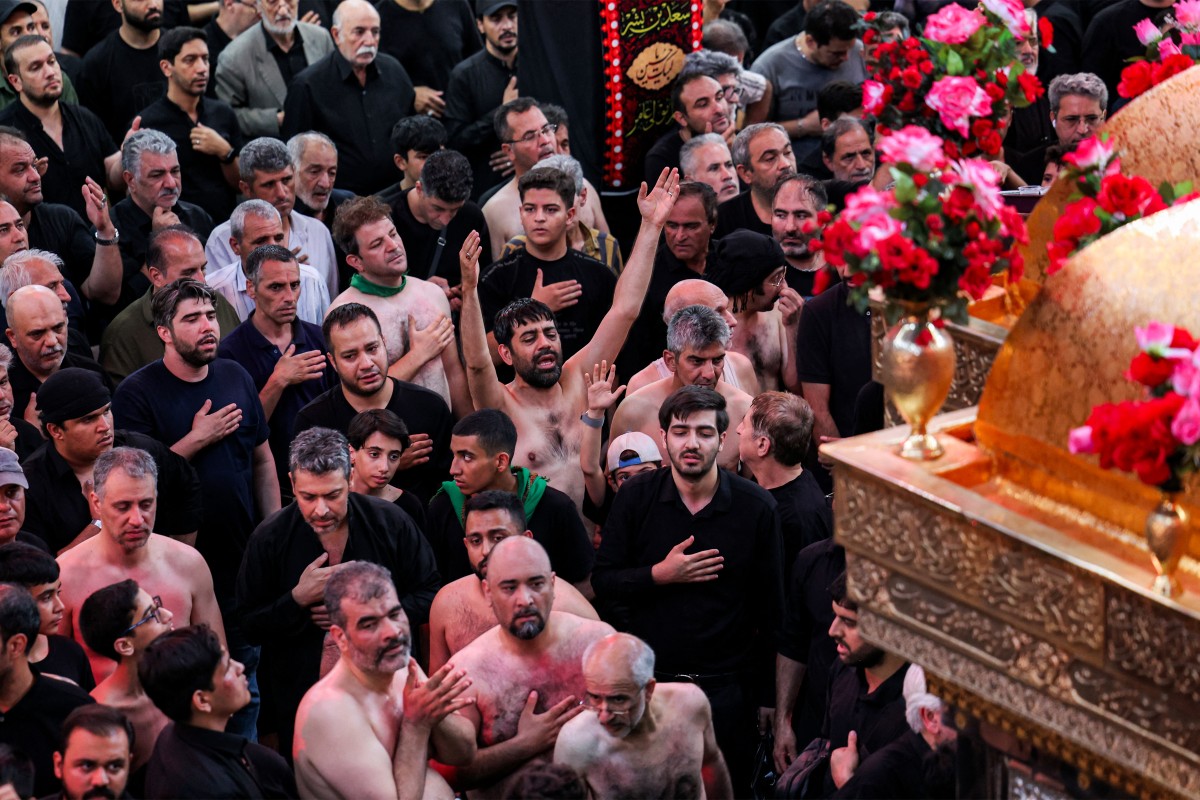 مصلون شيعة يشاركون في مراسم حداد في مسجد كربلاء بطهران (أ ف ب)