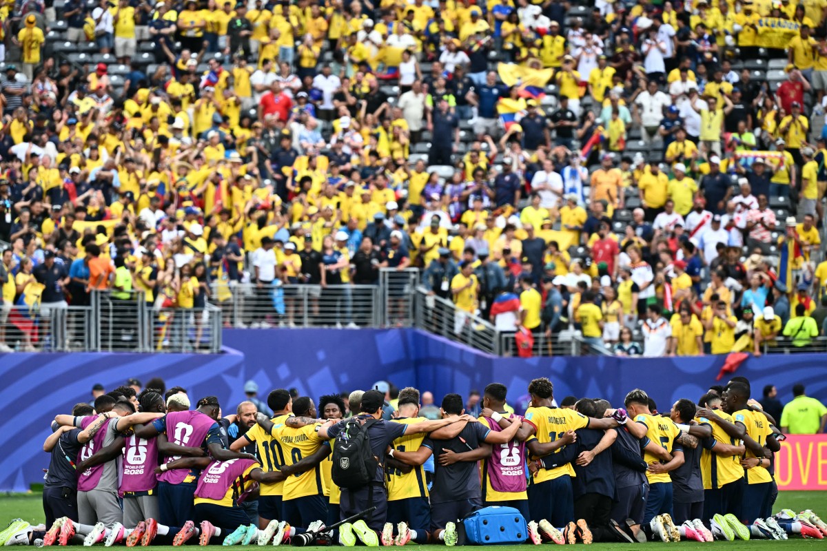 منتخب الإكوادور بعد التأهل إلى دور الـ32. (أ ف ب)