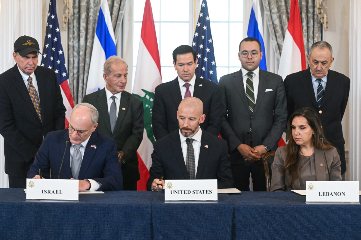 لحظة توقيع الاتفاق الاطاري 