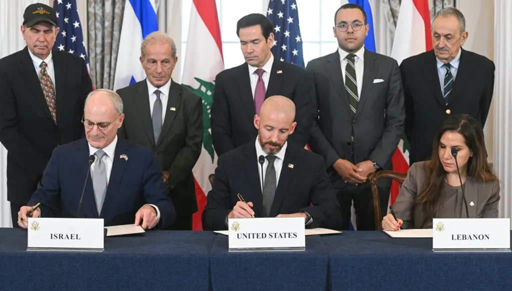 الوفدان اللبناني والإسرائيلي خلال توقيع الاتفاق الإطاري في واشنطن (أ ف ب).