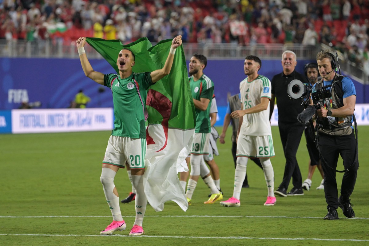 لاعبو منتخب الجزائر يحتفلون بالتأهل. (أ ف ب)