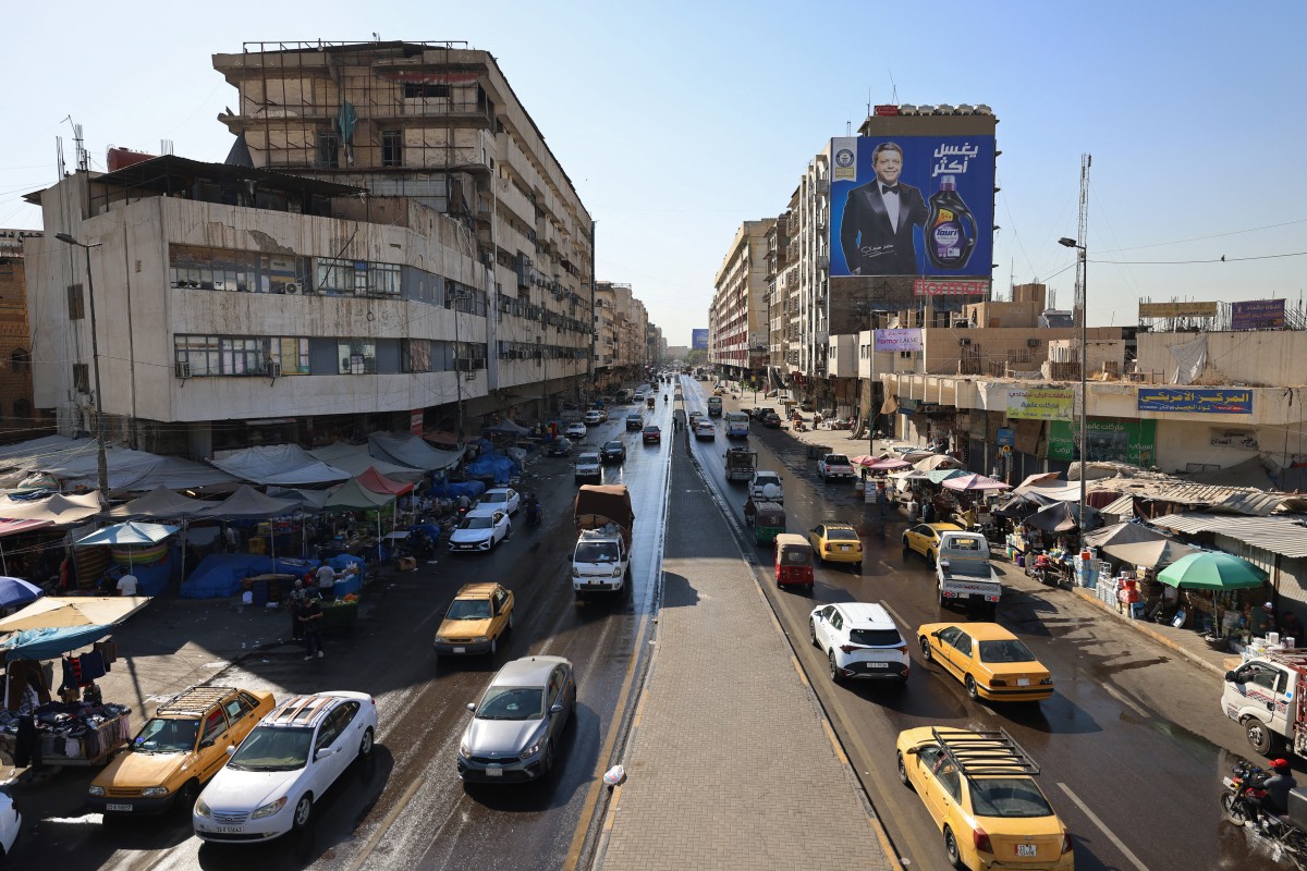 سيارات تسير في شارع الجمهورية وسط بغداد، 28 حزيران/يونيو 2026. (أ ف ب)