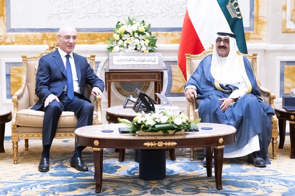 L'Émir du Koweït Cheikh Meshal Al-Ahmad Al-Jaber Al-Sabah lors de sa réception du ministre libanais de l'Intérieur Ahmad Hajjar. (AFP)