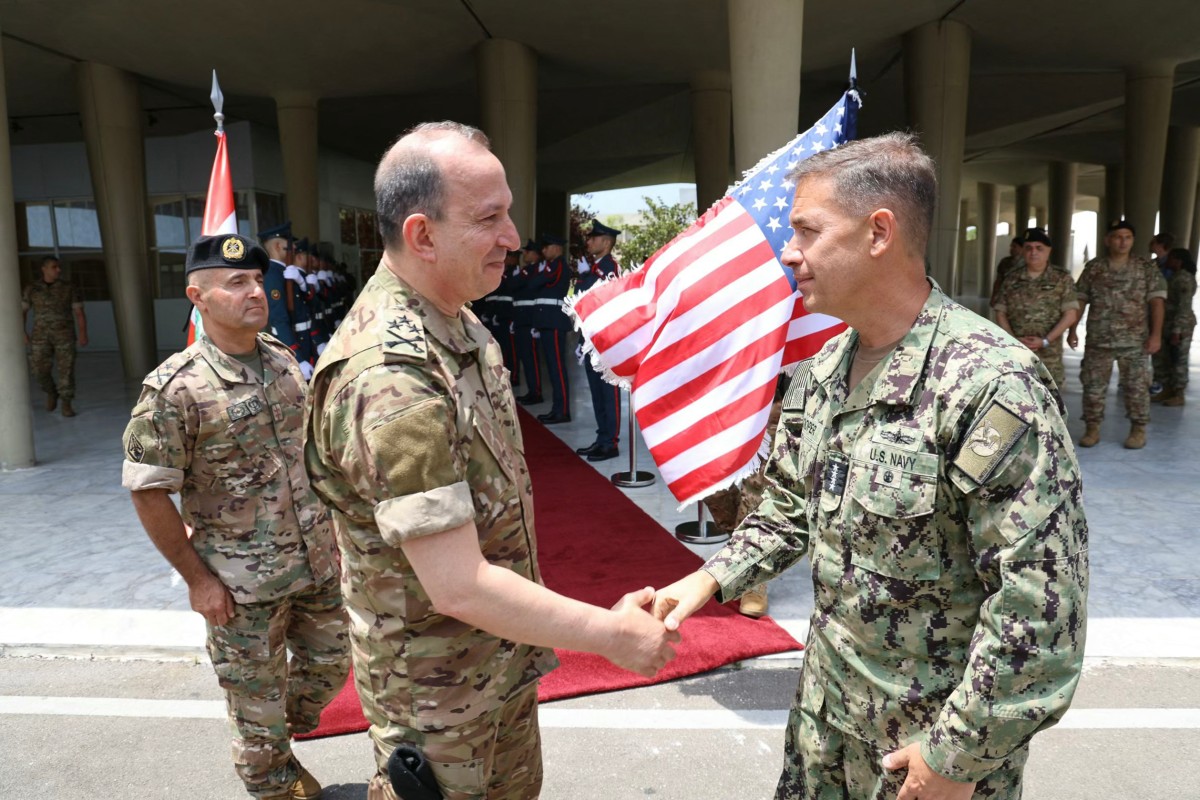 Le Commandant de l'Armée, le général Rodolph Haykal, accueille l'amiral Brad Cooper à Yarzeh. (AFP)