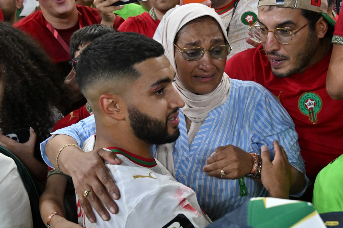 إسماعيل صيباري مع والدته. (أ ف ب)