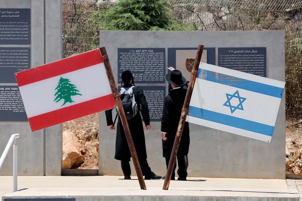 علما إسرائيل ولبنان. (أ ف ب)