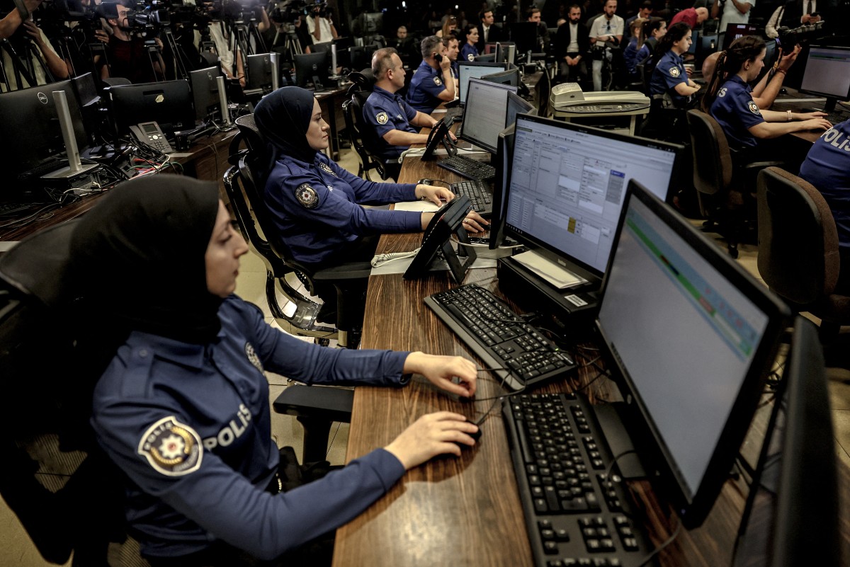 ضباط شرطة أتراك يشاهدون صورا حية من كاميرات المراقبة لشوارع أنقرة (أ ف ب)