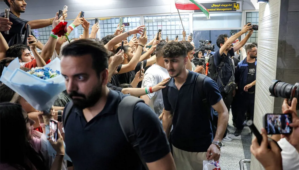 من استقبال المنتخب الإيراني. (أ ف ب) 