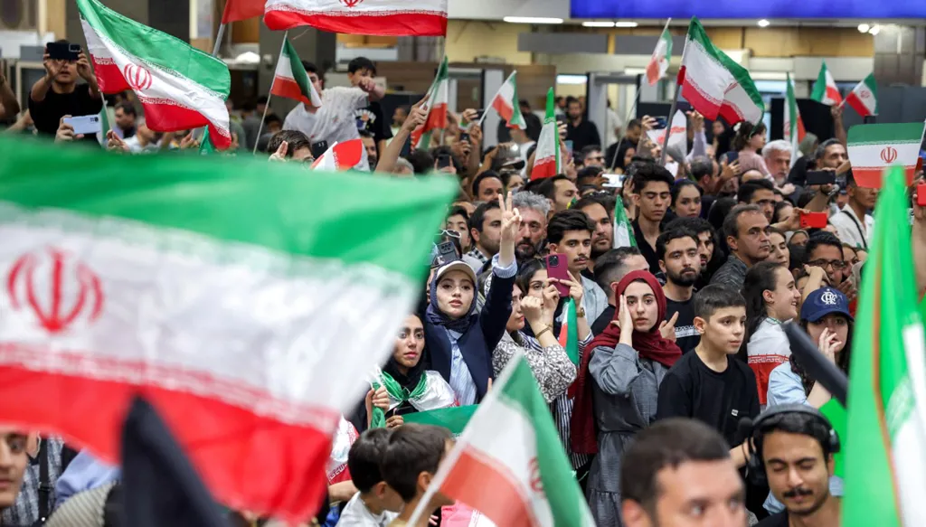 من استقبال المنتخب الإيراني. (أ ف ب) 
