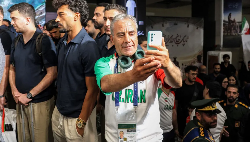 من استقبال المنتخب الإيراني. (أ ف ب) 