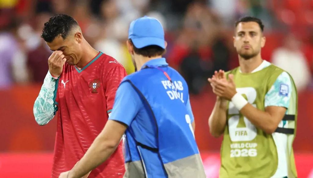مشهد مؤثر... كريستيانو رونالدو يكرمّ الراحل ديوغو جوتا (فيديو)