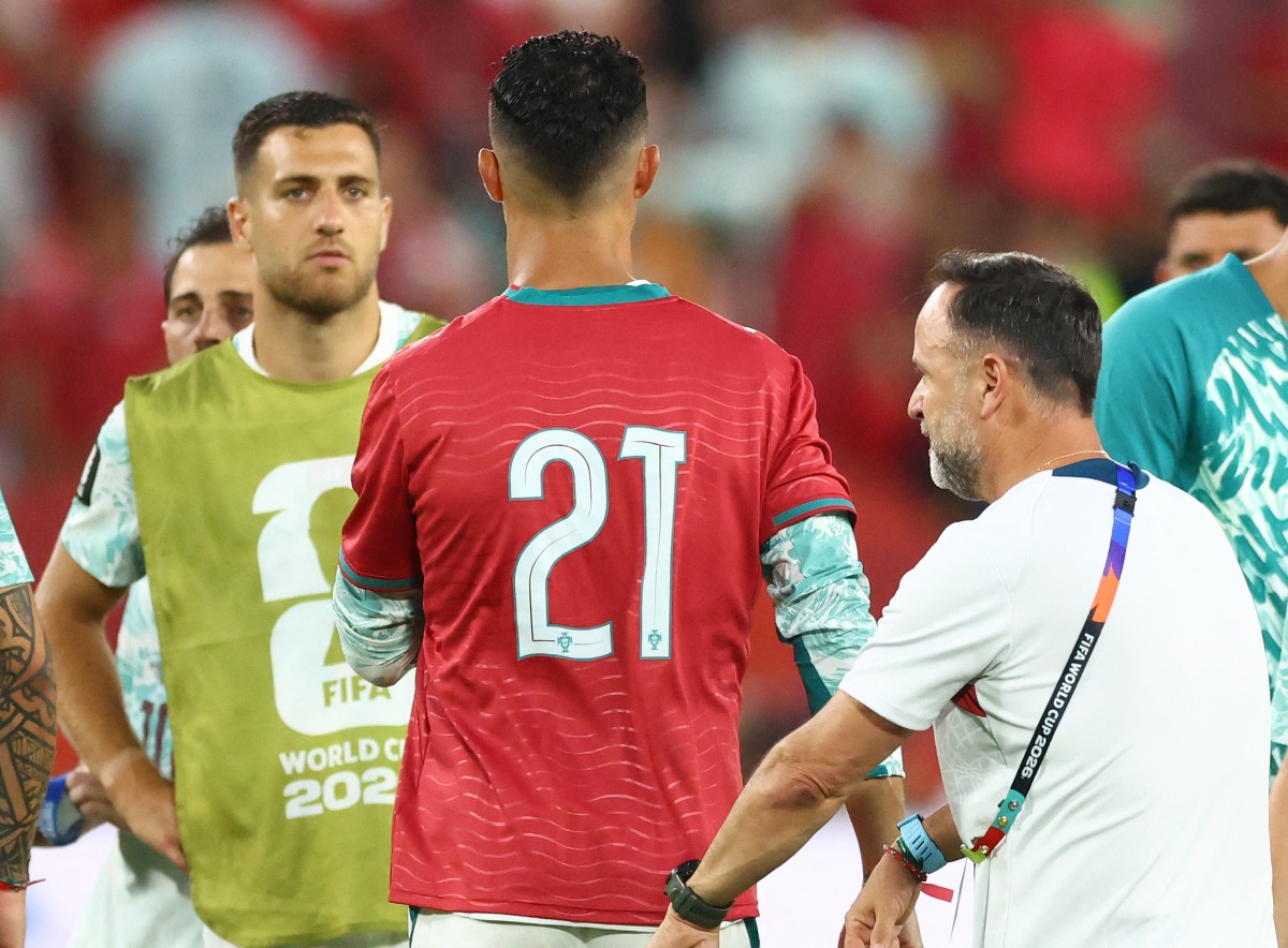كريستيانو رونالدو بقميص ديوغو جوتا. (أ ف ب)