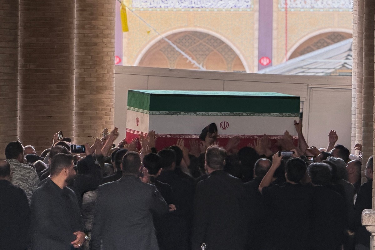 نعش المرشد الأعلى الإيراني الراحل علي خامنئي (أ ف ب).