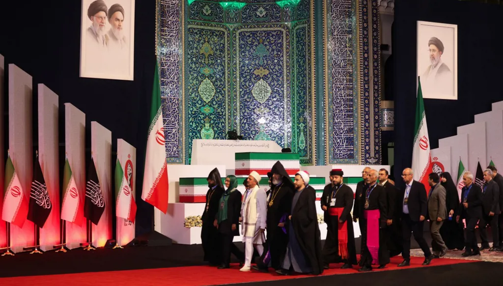 بعض الحضور يأتون لإلقاء التحية على جثمان خامنئي (أ ف ب).