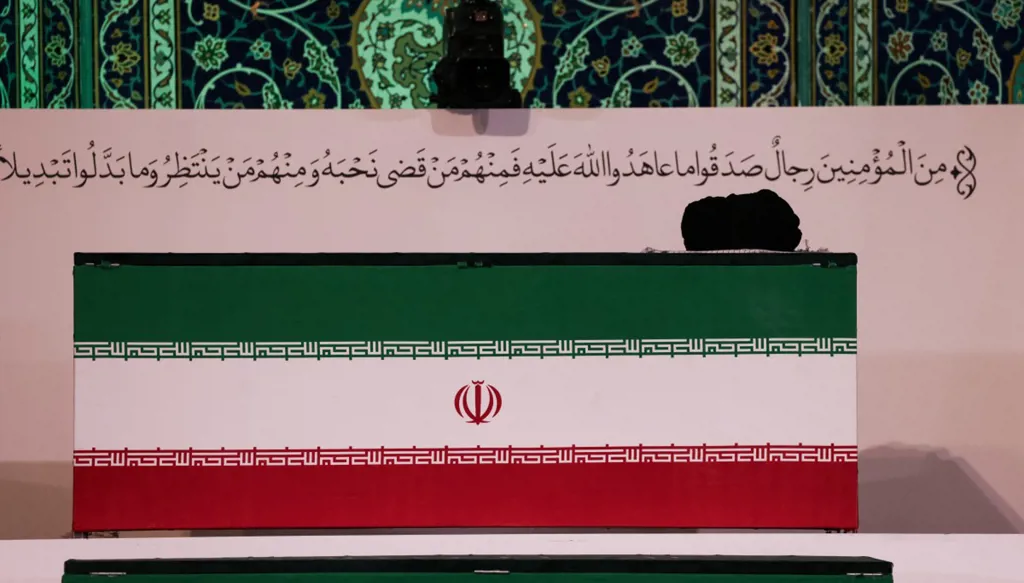 نعش المرشد الأعلى الإيراني الراحل علي خامنئي (أ ف ب).